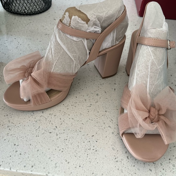 Life Stride Heels with Ankle Straps in True Blush size 8W - Picture 2 of 5